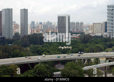 Blick von oben auf einer belebten Autobahn in Singapur Stockfoto