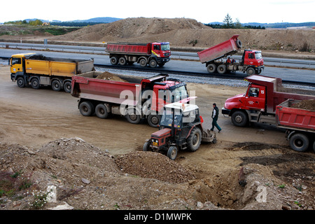 Baumaschinen auf neue Autobahn Stockfoto