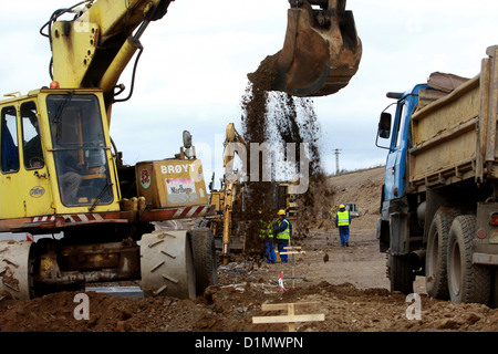 Baumaschinen auf neue Autobahn Stockfoto