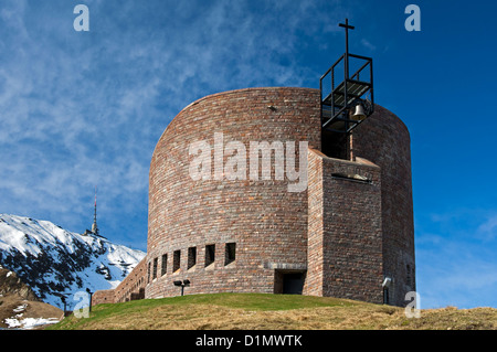 Kapelle Santa Maria Degli Angeli (St. Maria von den Engeln) von Mario Botta gegen Monte Tamaro, Alpe Foppa, Tessin, Schweiz Stockfoto