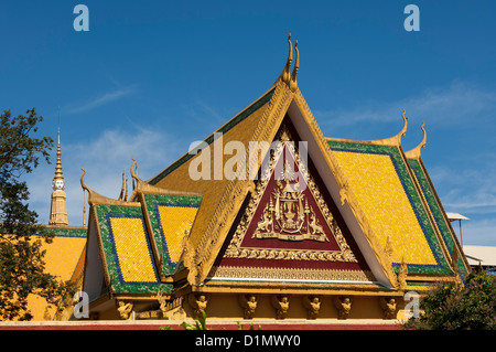 Multi-Level-traditionelle trat Dach mit Giebel und Chofah im königlichen Palast Komplex, Phnom Penh, Kambodscha Stockfoto