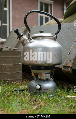 antiker Kessel auf die Heizung Stockfoto