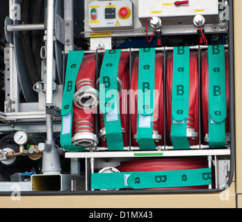 Feuerwehrschläuche auf ein Feuerwehrauto Stockfoto