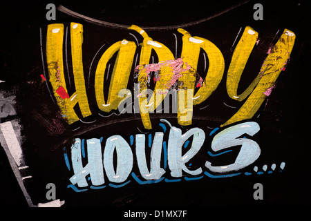Ein "Happy Hours" Zeichen vor einem lokalen öffentlichen Haus gesehen. Stockfoto