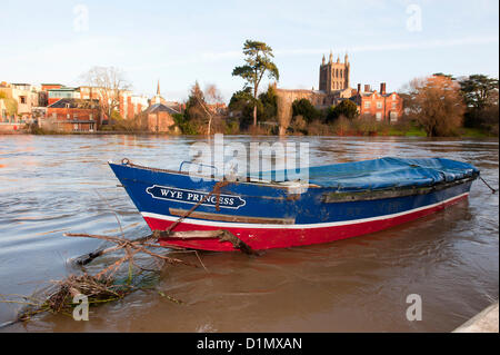 Hereford, Großbritannien. 30. Dezember 2012. Der Fluss Wye wird voraussichtlich in Hereford Mitte Morgen ihren Höhepunkt, als Regenwasser und Oberflächenwasser aus den walisischen Bergen und aus angrenzenden aufgeweichten Land abtropfen lassen. Die Einheimischen sagen, dass die zu den höchsten in diesem Jahr liegen.  Umleitungen sind auf den Straßen zwischen Hereford und Brecon. Foto von Graham M. Lawrence/Alamy Live-Nachrichten. Stockfoto