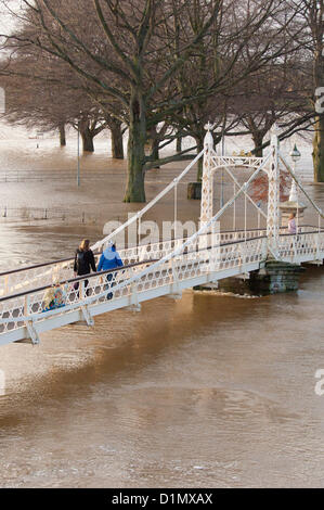 Hereford, Großbritannien. 30. Dezember 2012. Gibt es keinen Zugang über Victoria Hängebrücke auf die Wiese in Hereford über die Fußgängerbrücke von der Kathedrale entfernt. Der Fluss Wye dürfte ihren Höhepunkt Mitte Morgen naß wie Regenwasser und Oberflächenwasser ROI den walisischen Bergen abtropfen lassen und von benachbarten Land. Die Einheimischen sagen, dass die zu den höchsten in diesem Jahr liegen.  Umleitungen sind auf den Straßen zwischen Hereford und Brecon. Foto von Graham M. Lawrence/Alamy Live-Nachrichten. Stockfoto