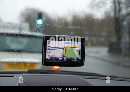 Sat Nav auf dem Bildschirm eines Fahrzeugs in Chorlton, Manchester Stockfoto