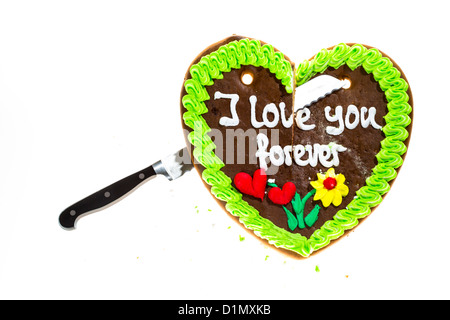 Lebkuchenherz, in zwei Stücke schneiden, Symbol für fertige Liebe, Beziehung. Stockfoto