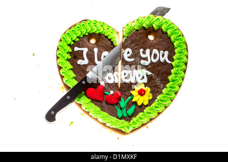 Lebkuchenherz, in zwei Stücke schneiden, Symbol für fertige Liebe, Beziehung. Stockfoto