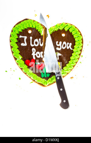 Lebkuchenherz, in zwei Stücke schneiden, Symbol für fertige Liebe, Beziehung. Stockfoto