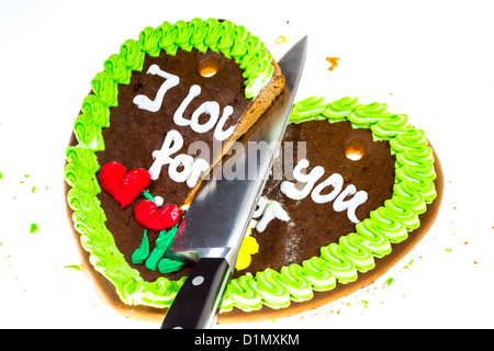 Lebkuchenherz, in zwei Stücke schneiden, Symbol für fertige Liebe, Beziehung. Stockfoto