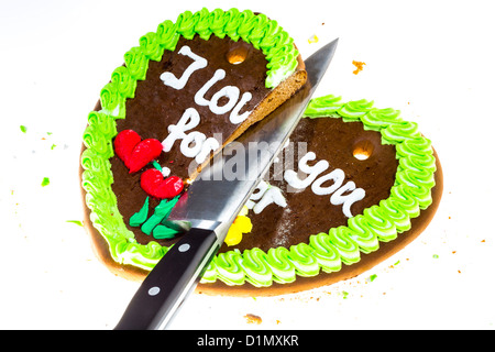 Lebkuchenherz, in zwei Stücke schneiden, Symbol für fertige Liebe, Beziehung. Stockfoto