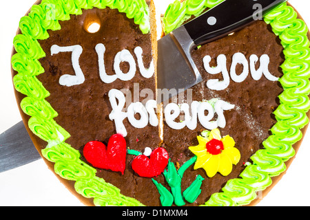 Lebkuchenherz, in zwei Stücke schneiden, Symbol für fertige Liebe, Beziehung. Stockfoto