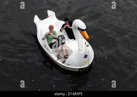 Ein Schwan-Tretboot mit Touristen auf dem Fluss Moldau Tschechien Stockfoto