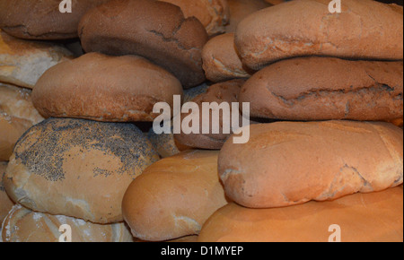 Nahaufnahme von sortiert rustikale Brote auf dem Display auf Hotel-Buffet-Tisch in Boa Vista, Kap Verde Inseln. Stockfoto