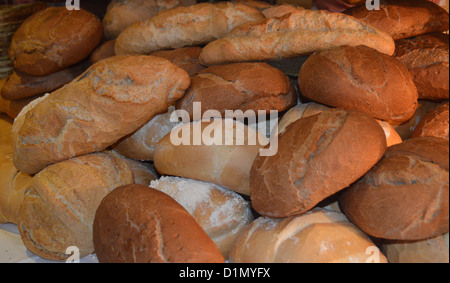 Nahaufnahme von sortiert rustikale Brote auf dem Display auf Hotel-Buffet-Tisch in Boa Vista, Kap Verde Inseln. Stockfoto