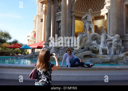 Touristen fotografieren im Trevi Brunnen Replikat außerhalb das Forum Shops im Caesars Palace Luxus Hotel und Casino Las Vegas Stockfoto