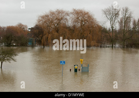 ein "No Entry" unterzeichnen am Riverside Park & Pool, überflutet von den angrenzenden Fluss Themse in Wallingford, Oxfordshire, England Stockfoto