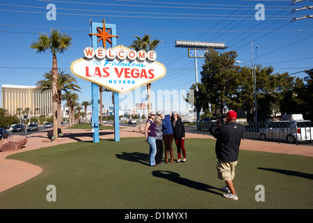 Touristen fotografieren bei der Begrüßung zu fabelhaften Ortsschild von Las Vegas Nevada, USA Stockfoto