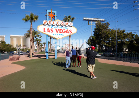 Touristen fotografieren bei der Begrüßung zu fabelhaften Ortsschild von Las Vegas Nevada, USA Stockfoto