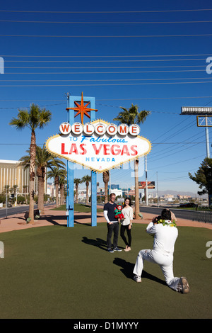 Elvis-Imitator Fotografieren von Touristen am Welcome to fabulous Las Vegas unterzeichnen Nevada USA Stockfoto