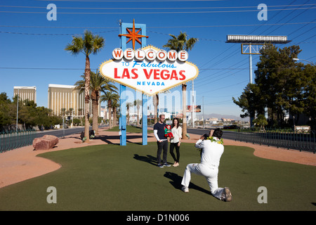 Elvis-Imitator Fotografieren von Touristen am Welcome to fabulous Las Vegas unterzeichnen Nevada USA Stockfoto