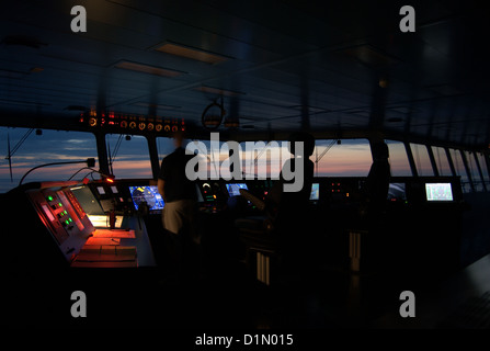 Blick auf die Brücke an Bord Seatruck Leistung während des Sonnenuntergangs in der irischen See segeln von Heysham nach Dublin Stockfoto