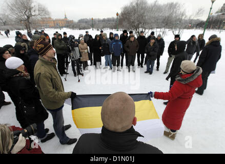 30. Dezember 2012 - St. Petersburg, Russland - Demonstranten in St. Petersburg fordern die Freilassung von etwa 60 Menschen bei der Niederschlagung einer Rallye in Pioneer Square in St. Petersburg verhaftet. Die Rallye fand statt zugunsten der Familie des verstorbenen Gregory Kochnev und eine objektive Untersuchung seines Todes von Stichwunden auf der Ringstraße von Sankt Petersburg am 17. Dezember 2012 gewidmet. Gregory Kochneva war in seinem Jeep mit Beteiligung der Ureinwohner des Kaukasus in einen Unfall verwickelt. Die Forscher behaupten, dass es ein Selbstmord war. Er stürzte sich angeblich ein Messer fünfmal in seinem Stockfoto