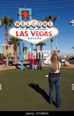 Touristen fotografieren bei der Begrüßung zu fabelhaften Ortsschild von Las Vegas Nevada, USA Stockfoto