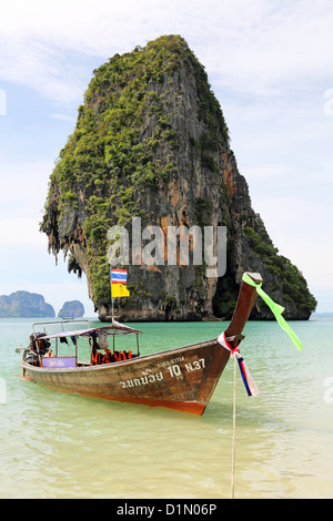 Traditionellen thailändischen Longtail Boot und Limetone Felsformation am Phranang Cave Beach, Railay Beach, Krabi, Phuket, Thailand Stockfoto