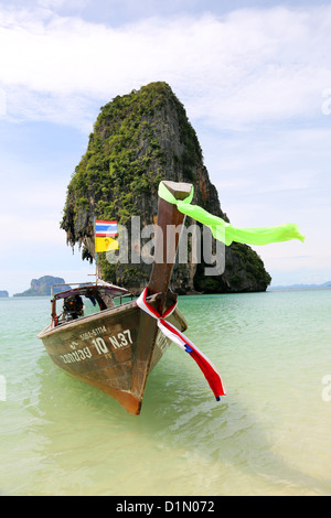 Traditionellen thailändischen Longtail Boot und Limetone Felsformation am Phranang Cave Beach, Railay Beach, Krabi, Phuket, Thailand Stockfoto