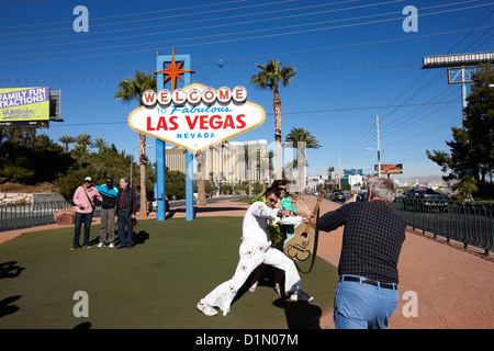 Elvis-Imitator fotografieren mit Touristen am Welcome to fabulous Las Vegas unterzeichnen Nevada USA Stockfoto