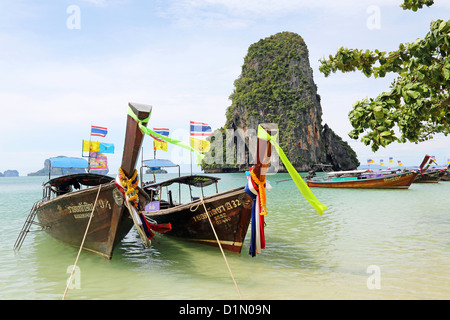 Traditionelle Thai Longtailboote am Phranang Cave Beach, Railay Beach, Krabi, Phuket, Thailand Stockfoto