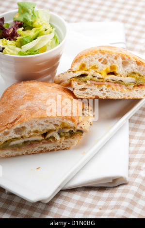 traditionelle italienische Ciabatta Panini Sandwich Hähnchen Gemüse und Aioli Stockfoto