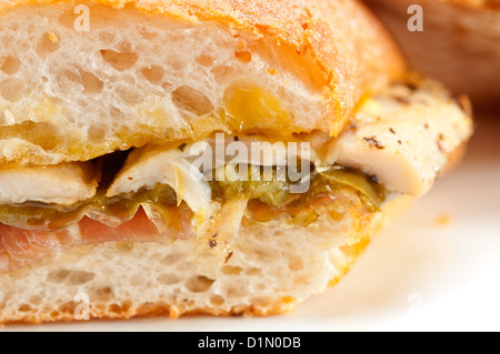 traditionelle italienische Ciabatta Panini Sandwich Hähnchen Gemüse und Aioli Stockfoto