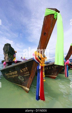 Traditionelle Thai Longtail-Boot, Poda Beach, Krabi, Phuket, Thailand Stockfoto