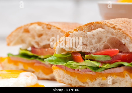 frische Ciabatta, Panini sandwich mit Eiern Tomaten Salat Stockfoto