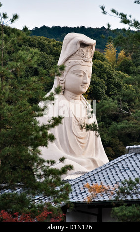 Eine 24m Statue des Bodhisattva Avalokitesvara in Ryozen Kannon, Kyoto, Japan, ein Denkmal für die Japaner, die im Pazifik-Krieg im Zweiten Weltkrieg starben Stockfoto