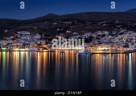 Das malerische Dorf Batsi bei Nacht in Andros, Griechenland Stockfoto