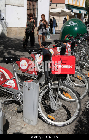 Sevici Gemeinschaft Leihräder in Sevilla-Sevilla-Spanien-Boris-Bikes gesponsert von Werbung für Cruzcampo Bier J D Decaux Stockfoto