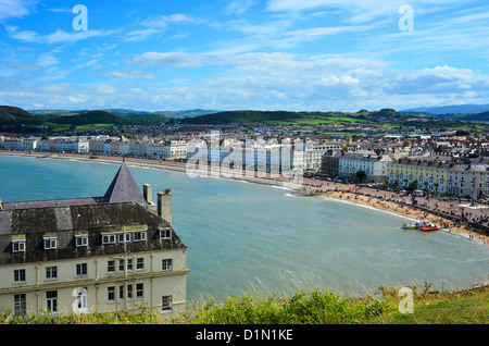 Llandudno aus den Great Orme zeigt die Stadt, Promenade, Meer, Strand und das Grand Hotel Stockfoto