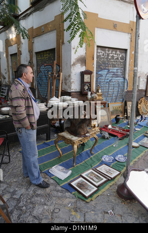 Wöchentlicher Flohmarkt in la Macarena Viertel von Sevilla Standbesitzer Stockfoto