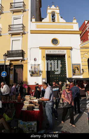 Wöchentlicher Flohmarkt in la Macarena Viertel von Sevilla Stockfoto