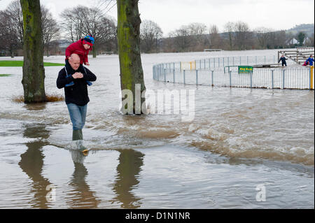 Hereford, Großbritannien. 30. Dezember 2012. Familien machen Sie das beste von überfluteten König George V Recreation Ground in Hereford. Die Einheimischen sagen, dass die Flut zu den höchsten liegen, dass sie dieses Jahr gesehen habe. Umleitungen sind auf den Straßen zwischen Hereford und Brecon. Foto von Graham M. Lawrence/Alamy Live-Nachrichten Stockfoto