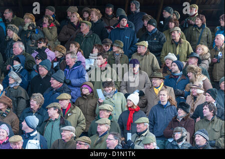 Zuschauer beobachten das Rennen Cambridgeshire Harriers Hunt Club Point to Point Rennen auf Cottenham, Cambridgeshire 30. Dezember 2012. Die Sonne kam schließlich heraus für Rennen Gänger in eine Pause von der düsteren Regenwetter, die die Weihnachtszeit heimgesucht hat.  Große Menschenmengen besucht die Traditionsveranstaltung mit einem Eintrag 216 Pferde, eines der größten Felder seit einem Jahrzehnt. Stockfoto