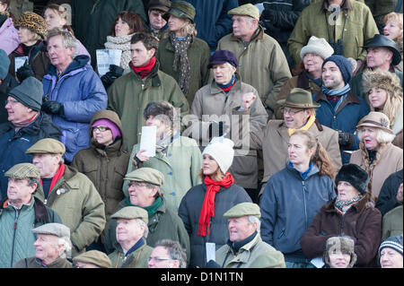 Zuschauer beobachten das Rennen Cambridgeshire Harriers Hunt Club Point to Point Rennen auf Cottenham, Cambridgeshire 30. Dezember 2012. Die Sonne kam schließlich heraus für Rennen Gänger in eine Pause von der düsteren Regenwetter, die die Weihnachtszeit heimgesucht hat.  Große Menschenmengen besucht die Traditionsveranstaltung mit einem Eintrag 216 Pferde, eines der größten Felder seit einem Jahrzehnt. Stockfoto