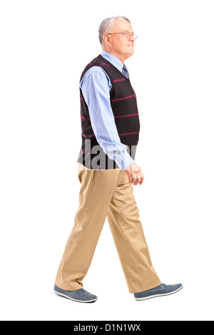 Voller Länge Porträt eines älteren Mannes zu Fuß isoliert auf weißem Hintergrund Stockfoto