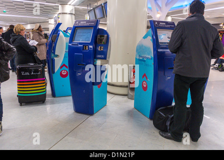 Paris, Frankreich, Reisende innerhalb des Flughafens Orly, mit automatischen elektronischen Check-in-Automaten im Terminal, View Stockfoto