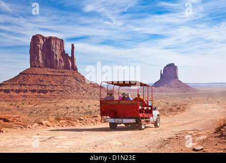 Touristen auf einer Jeep-Tour rund um die Fäustlinge und Buttes des Monument Valley in Utah und Arizona USA Vereinigte Staaten von Amerika Stockfoto