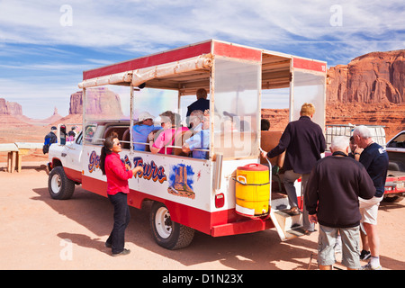 Touristen auf einer Jeep-Tour rund um die Fäustlinge und Buttes des Monument Valley in Utah und Arizona USA Vereinigte Staaten von Amerika Stockfoto